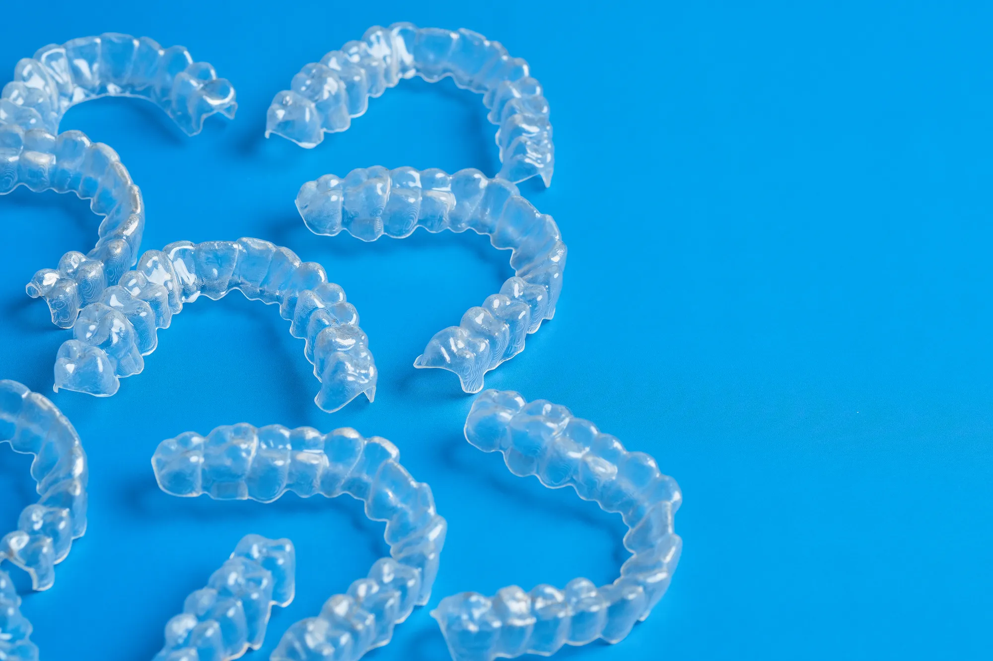 clear-orthodontic-dental-aligners-arranged-on-a-bl-2026-03-25-06-56-40-utc